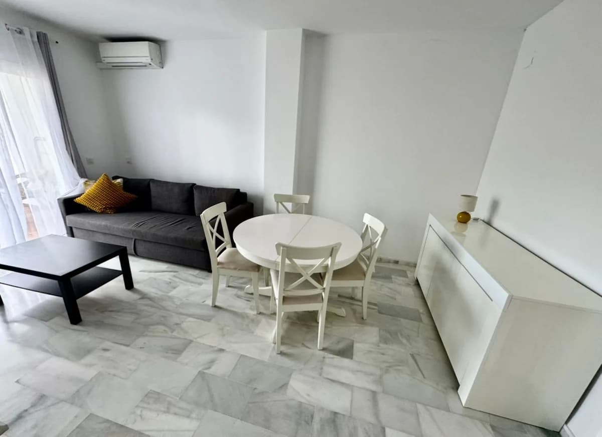 3 Bedroom Middle Floor Apartment for Sale in Guadalmina Baja, Málaga - Image 3
