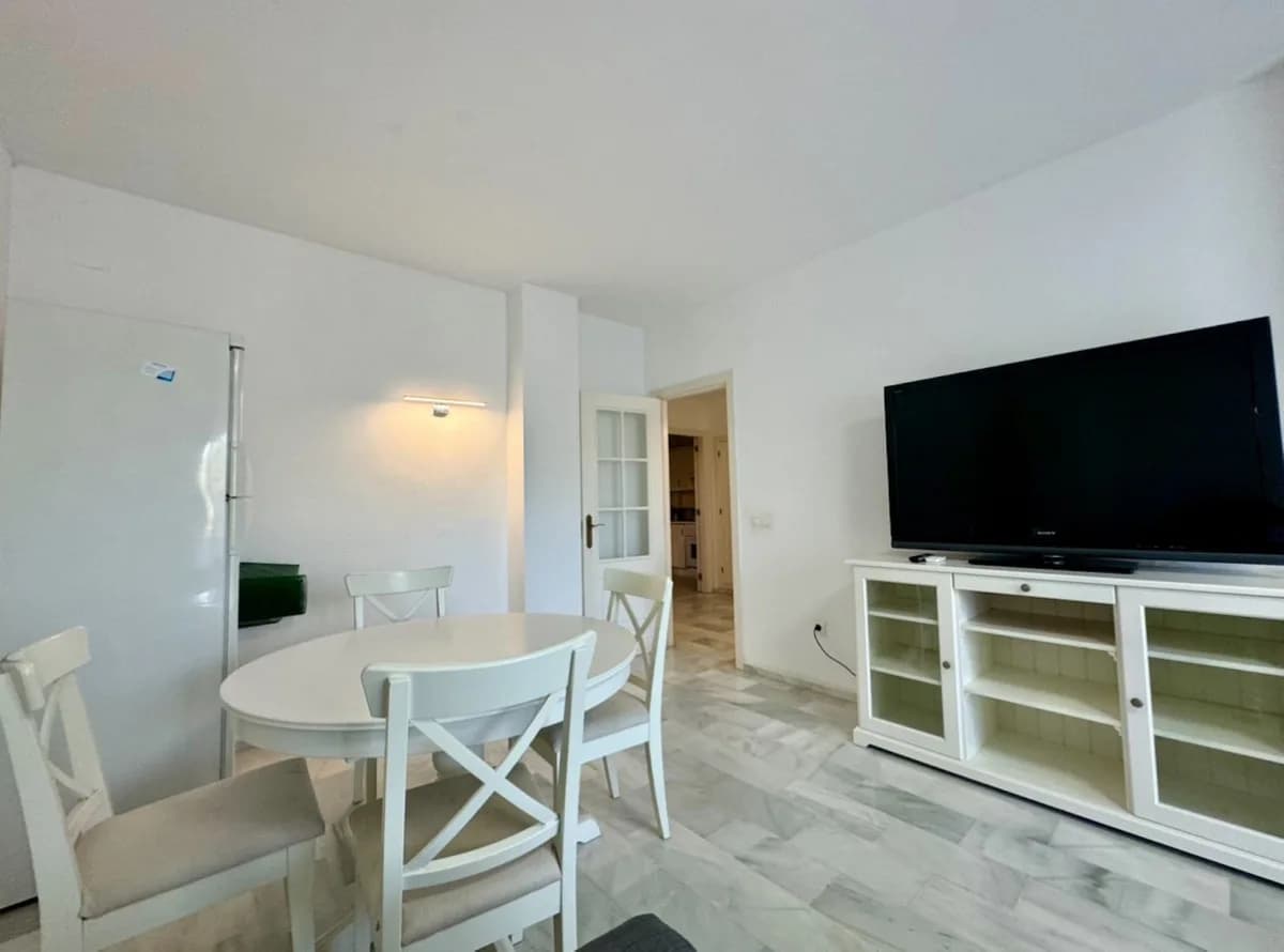 3 Bedroom Middle Floor Apartment for Sale in Guadalmina Baja, Málaga - Image 5