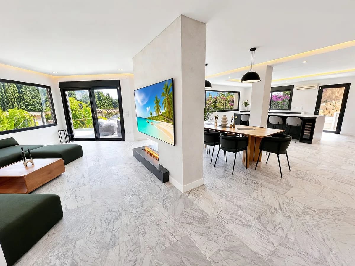 5 Bedroom Detached Villa for Sale in Riviera del Sol, Málaga - Image 3