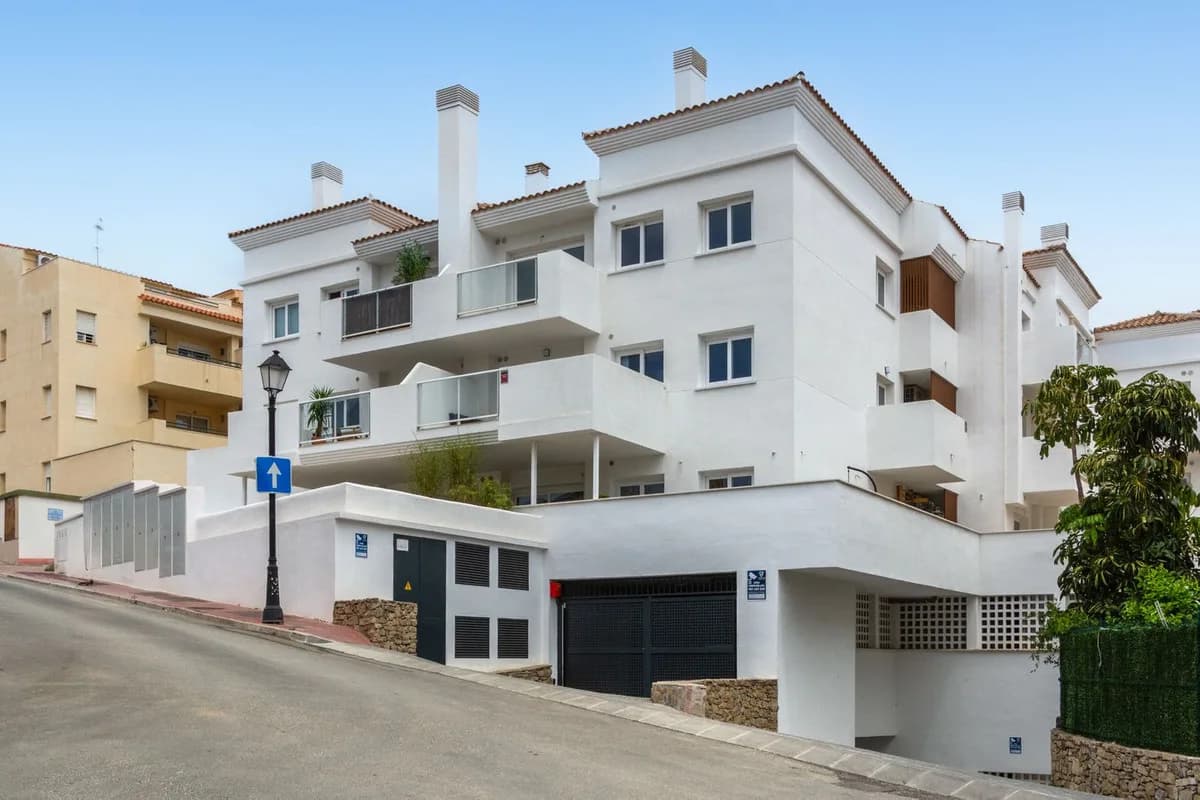 3 Bedroom Middle Floor Apartment for Sale in Fuengirola, Málaga - Image 2