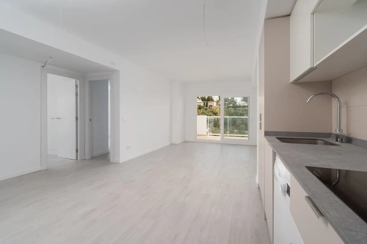 3 Bedroom Middle Floor Apartment for Sale in Fuengirola, Málaga - Image 3