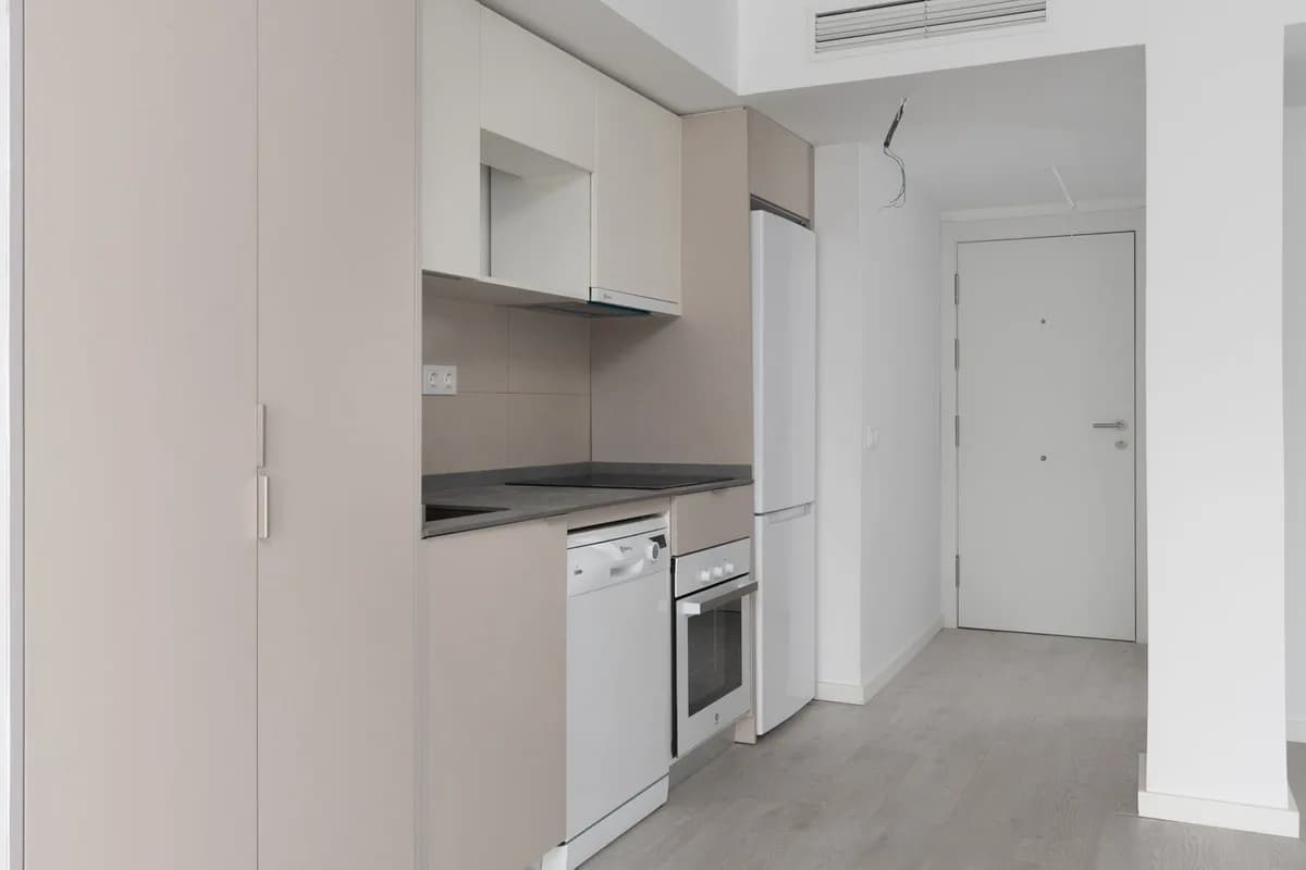 3 Bedroom Middle Floor Apartment for Sale in Fuengirola, Málaga - Image 4