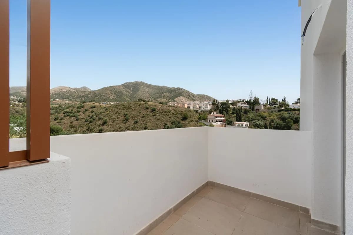 3 Bedroom Middle Floor Apartment for Sale in Fuengirola, Málaga - Image 9