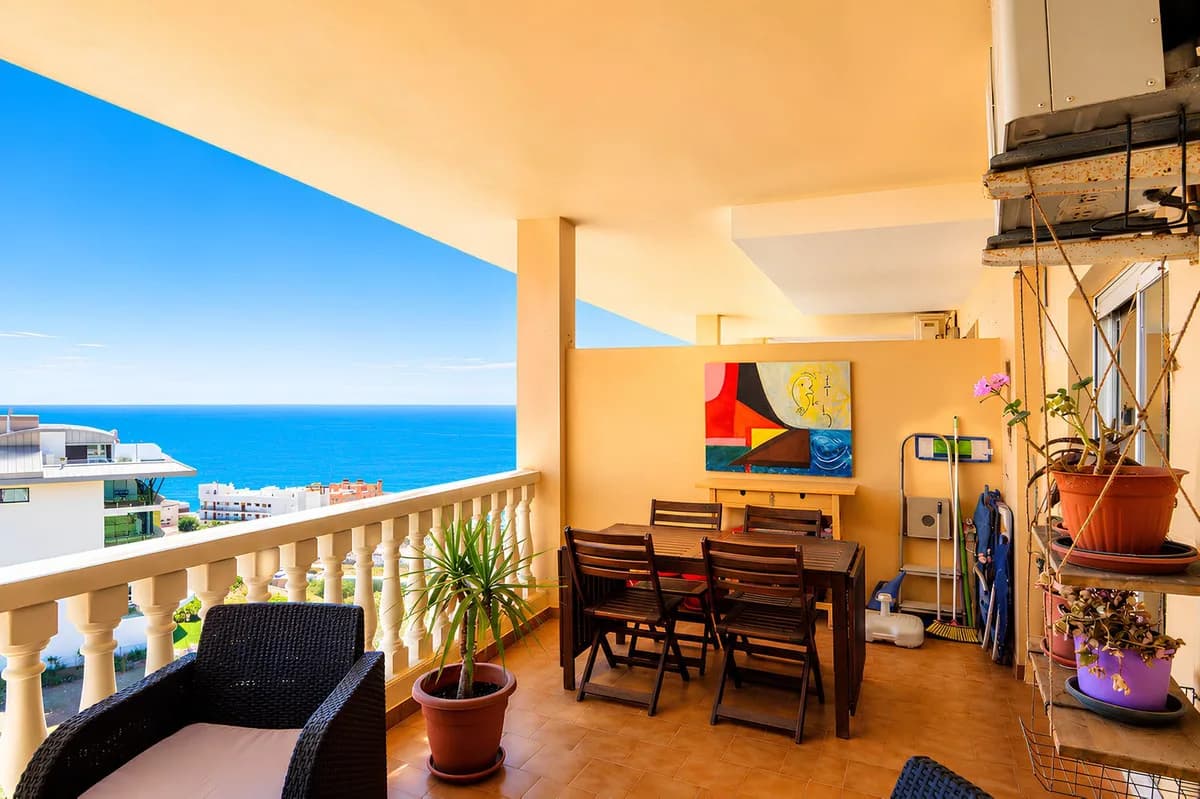 2 Bedroom Middle Floor Apartment for Sale in Fuengirola, Málaga - Image 4