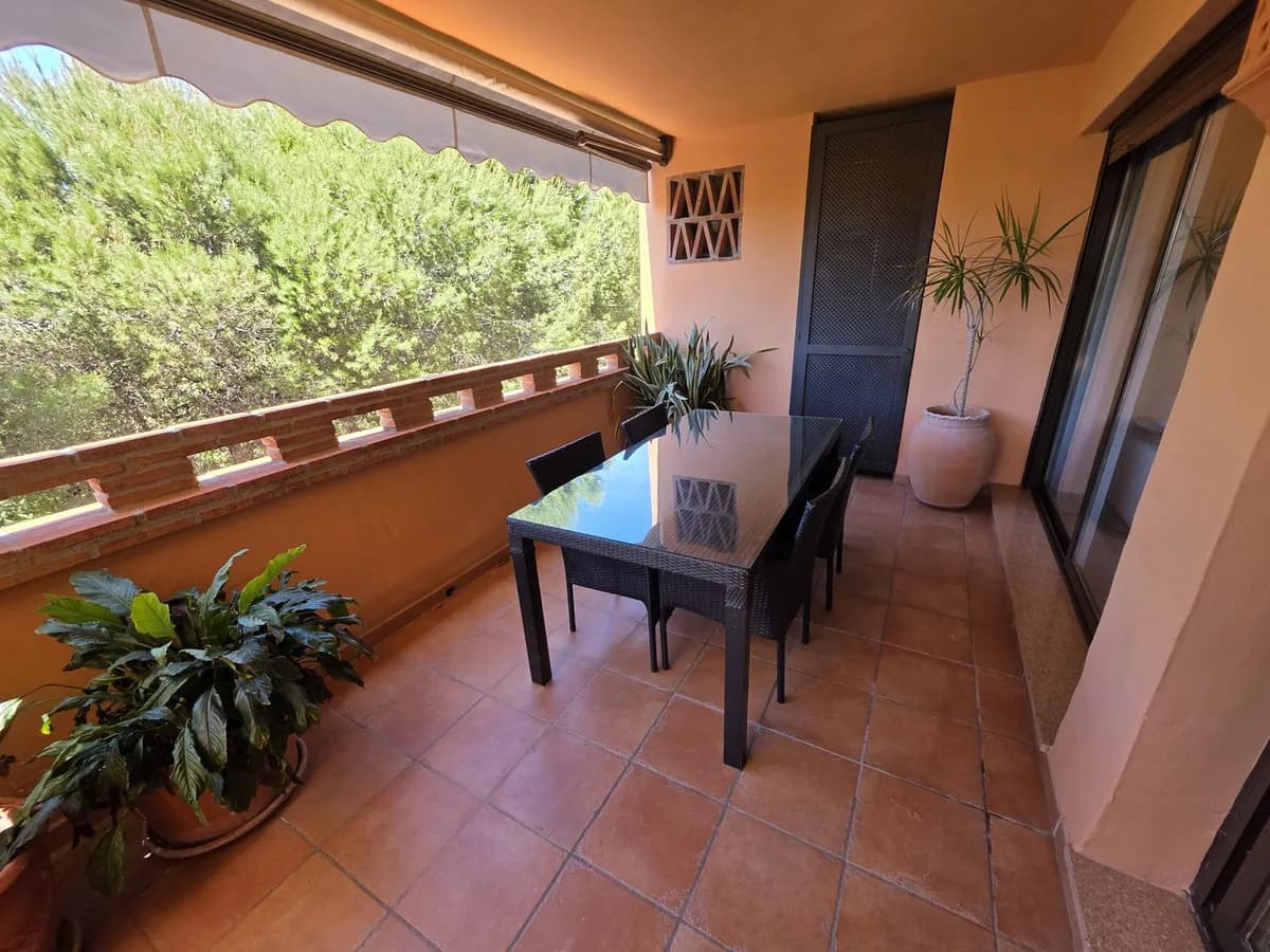 3 Bedroom Middle Floor Apartment for Sale in The Golden Mile, Málaga - Image 5
