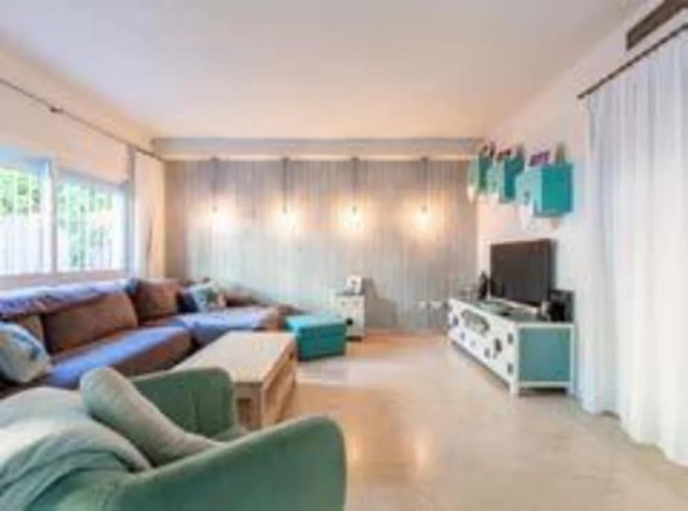 5 Bedroom Townhouse for Sale in San Pedro de Alcántara, Málaga - Image 2