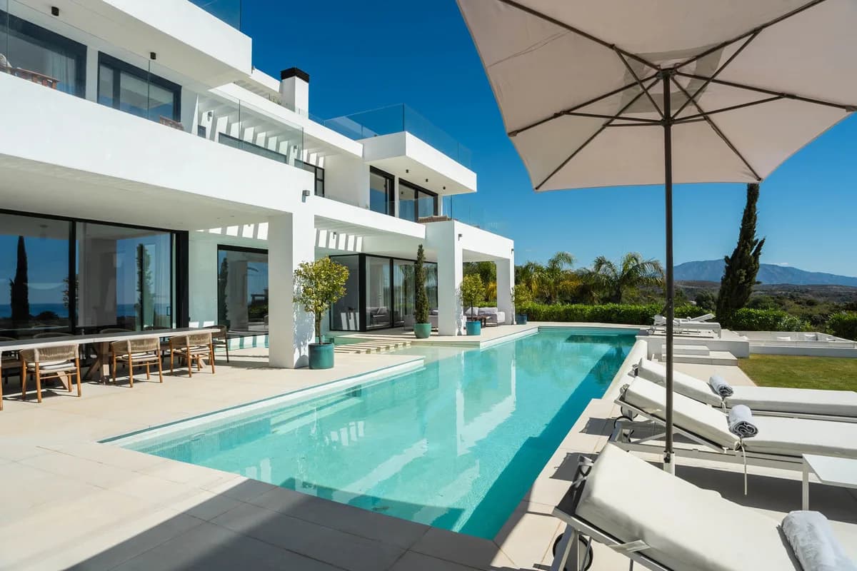 9 Bedroom Detached Villa for Sale in Estepona, Málaga - Image 2