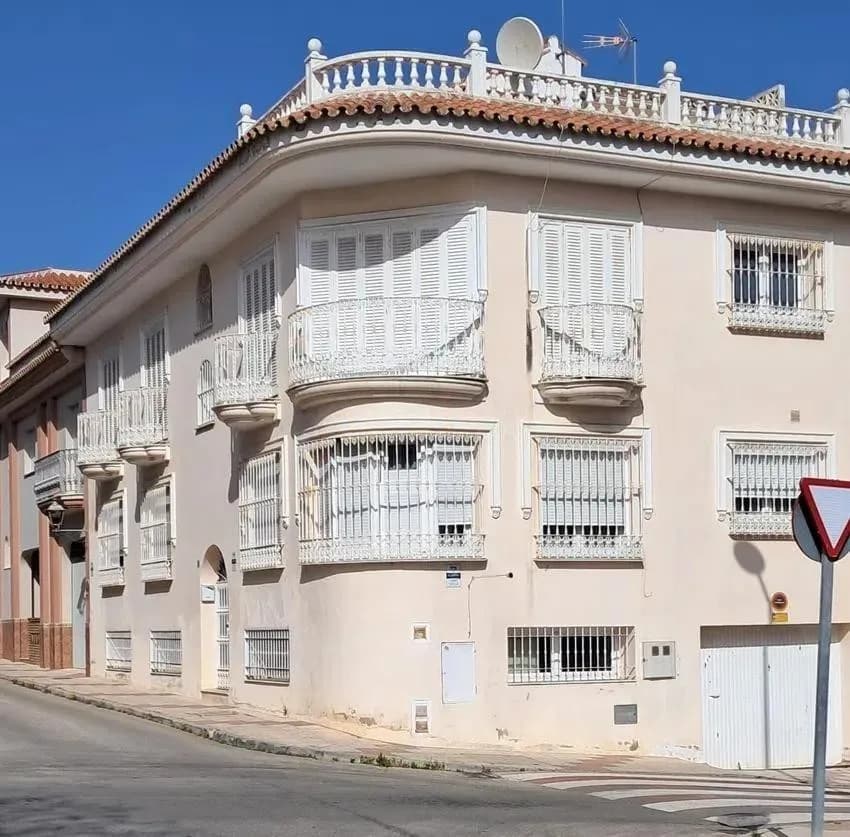5 Bedroom Ground Floor Apartment for Sale in Alhaurín de la Torre, Málaga - Image 2