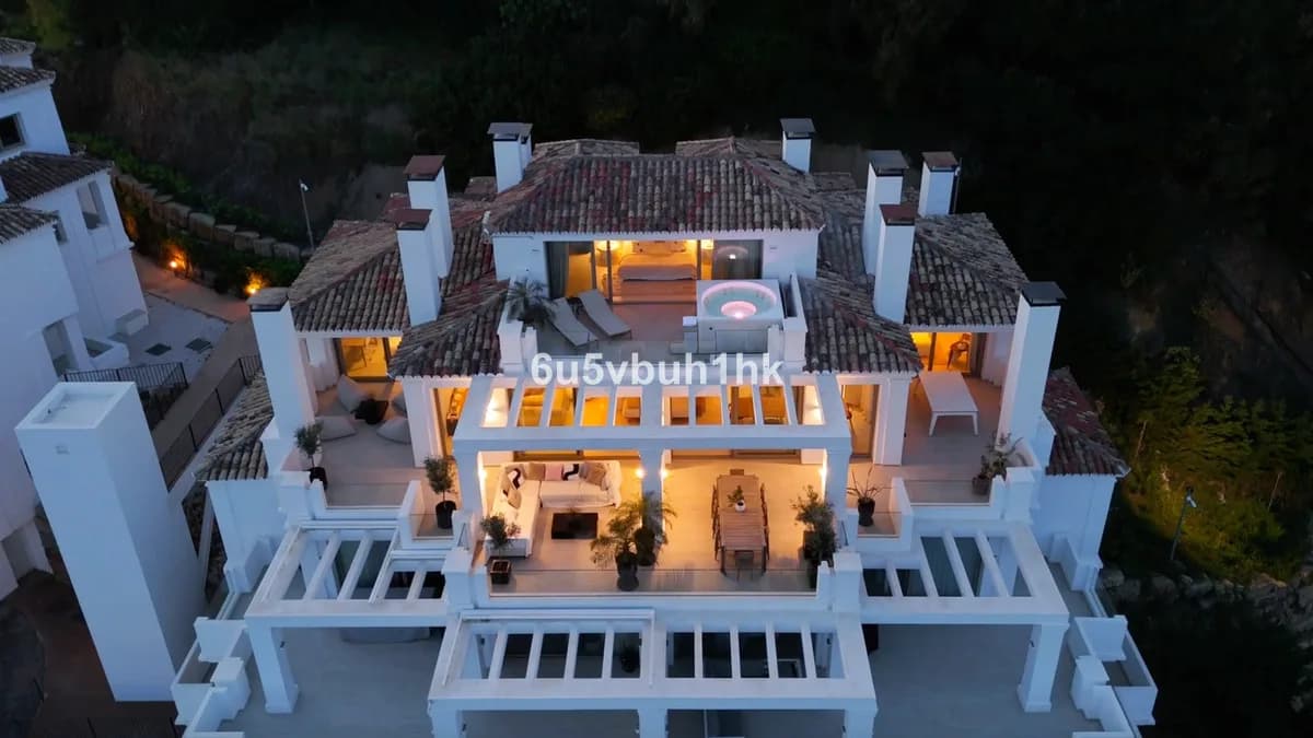 3 Bedroom Penthouse Duplex for Sale in Nueva Andalucía, Málaga