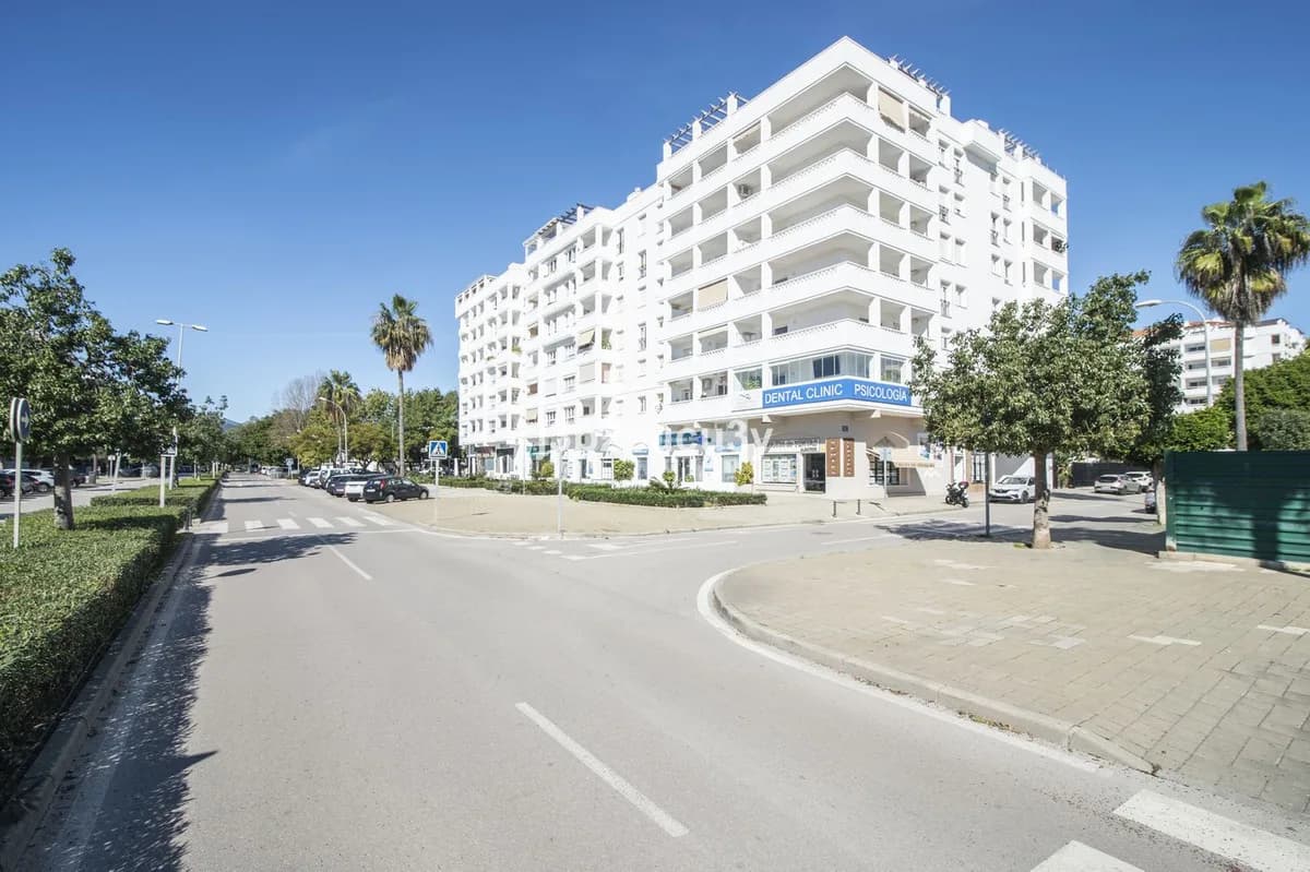 4 Bedroom Middle Floor Apartment for Sale in Nueva Andalucía, Málaga