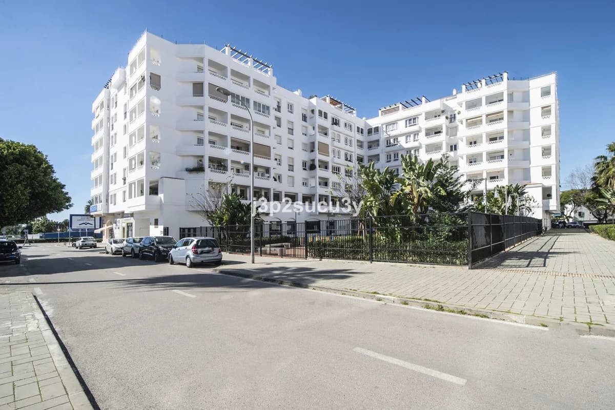 4 Bedroom Middle Floor Apartment for Sale in Nueva Andalucía, Málaga - Image 2