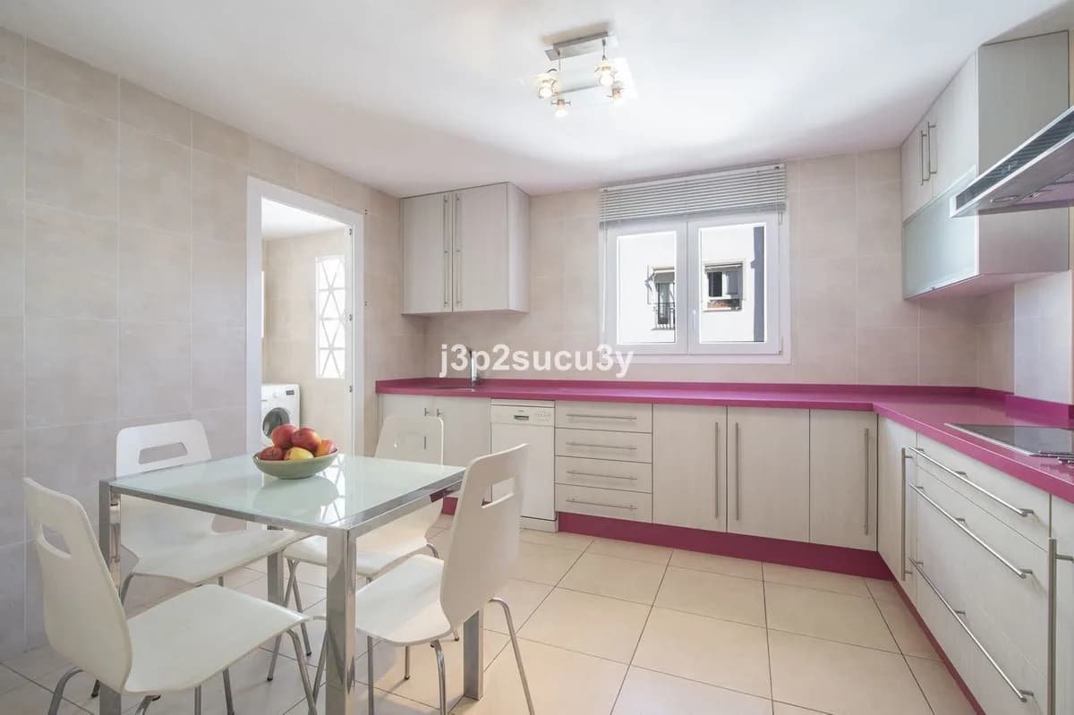 4 Bedroom Middle Floor Apartment for Sale in Nueva Andalucía, Málaga - Image 4
