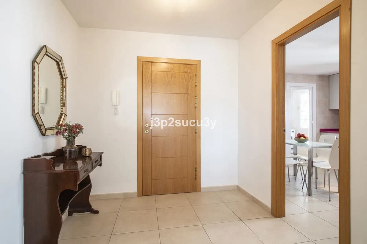 4 Bedroom Middle Floor Apartment for Sale in Nueva Andalucía, Málaga - Image 6