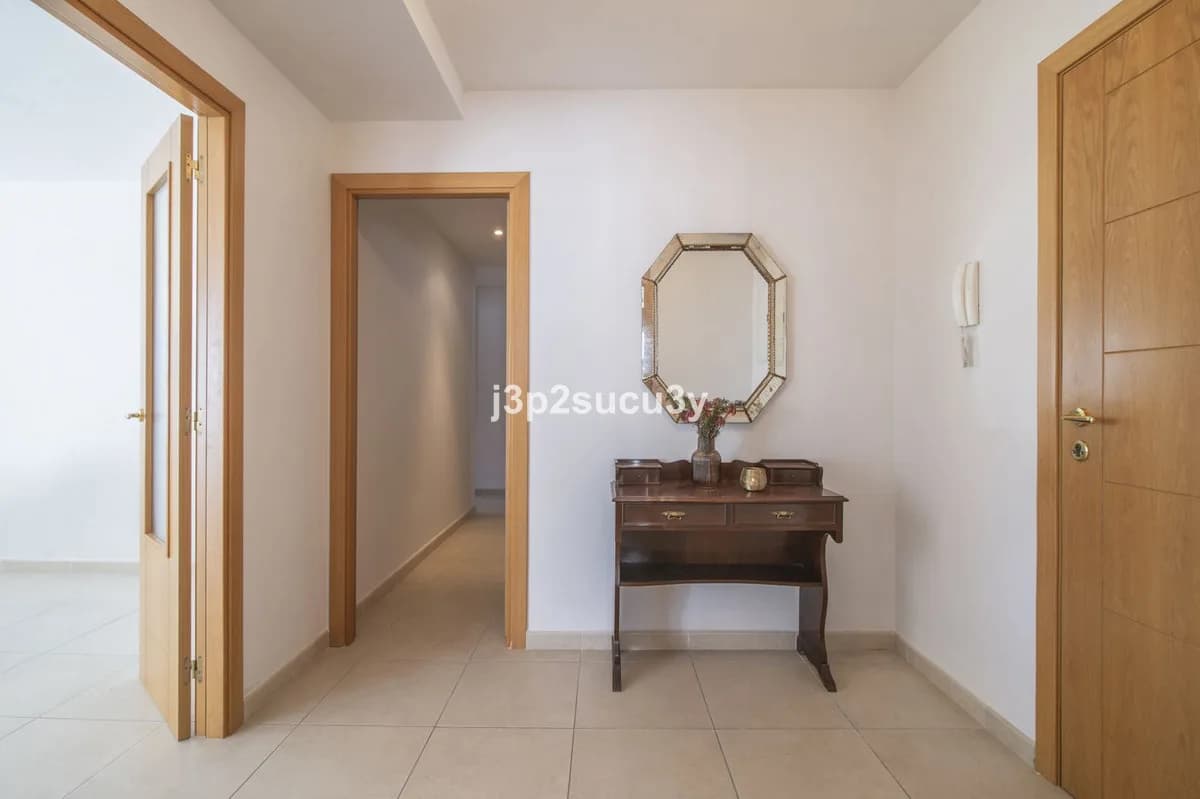 4 Bedroom Middle Floor Apartment for Sale in Nueva Andalucía, Málaga - Image 7