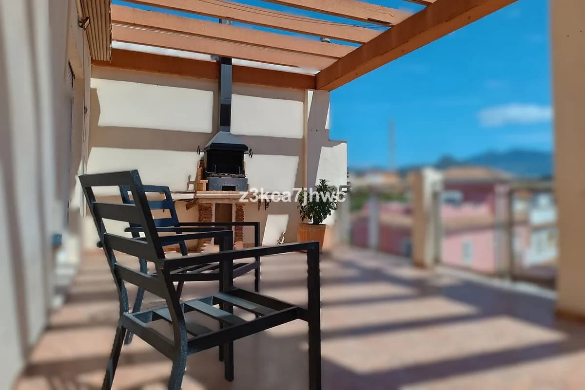 2 Bedroom Top Floor Apartment for Sale in Cancelada, Málaga - Image 7