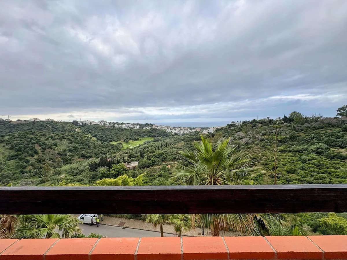 2 Bedroom Middle Floor Apartment for Sale in Las Chapas, Málaga - Image 2