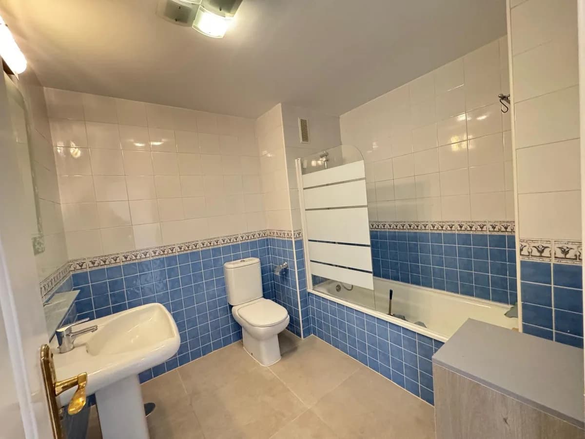 2 Bedroom Middle Floor Apartment for Sale in Las Chapas, Málaga - Image 7