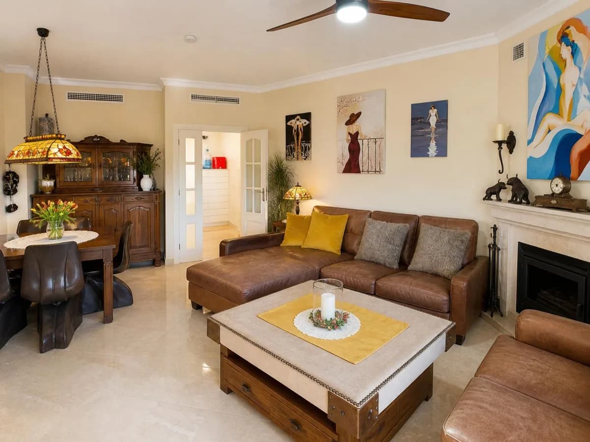 2 Bedroom Top Floor Apartment for Sale in La Mairena, Málaga - Image 2