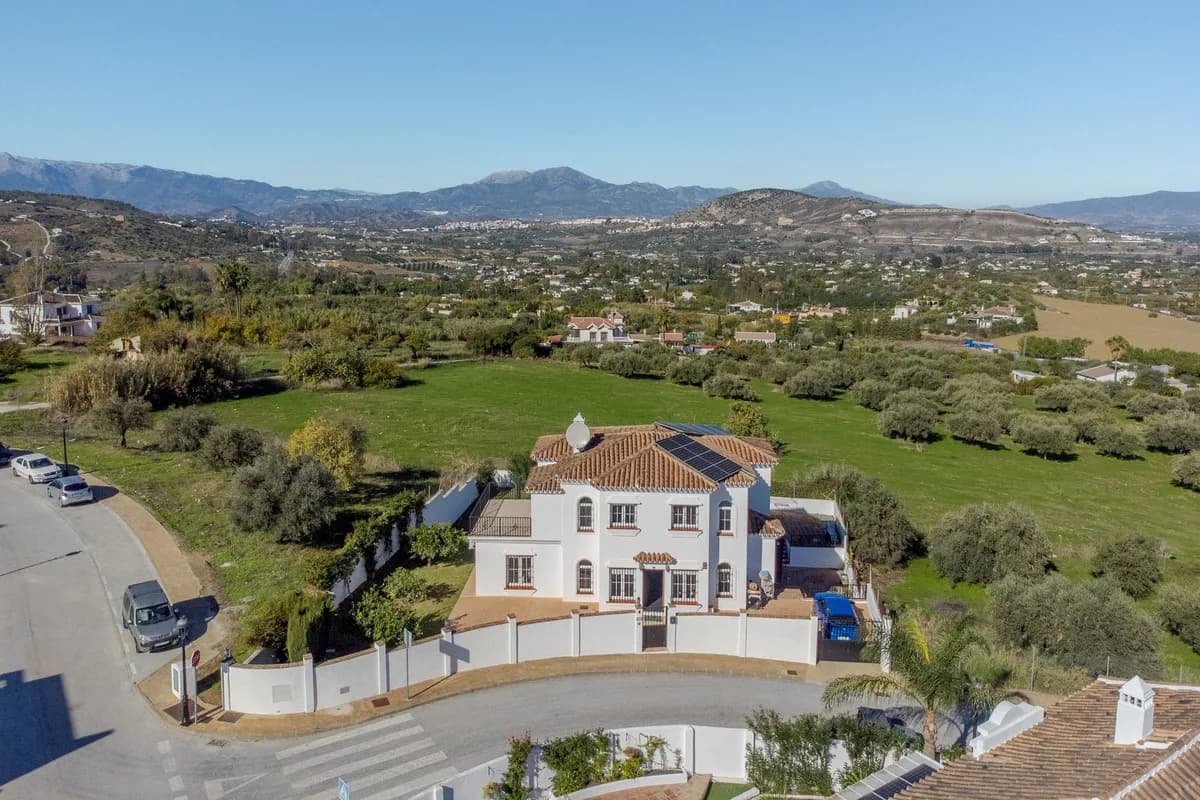 4 Bedroom Detached Villa for Sale in Alhaurín el Grande, Málaga - Image 3