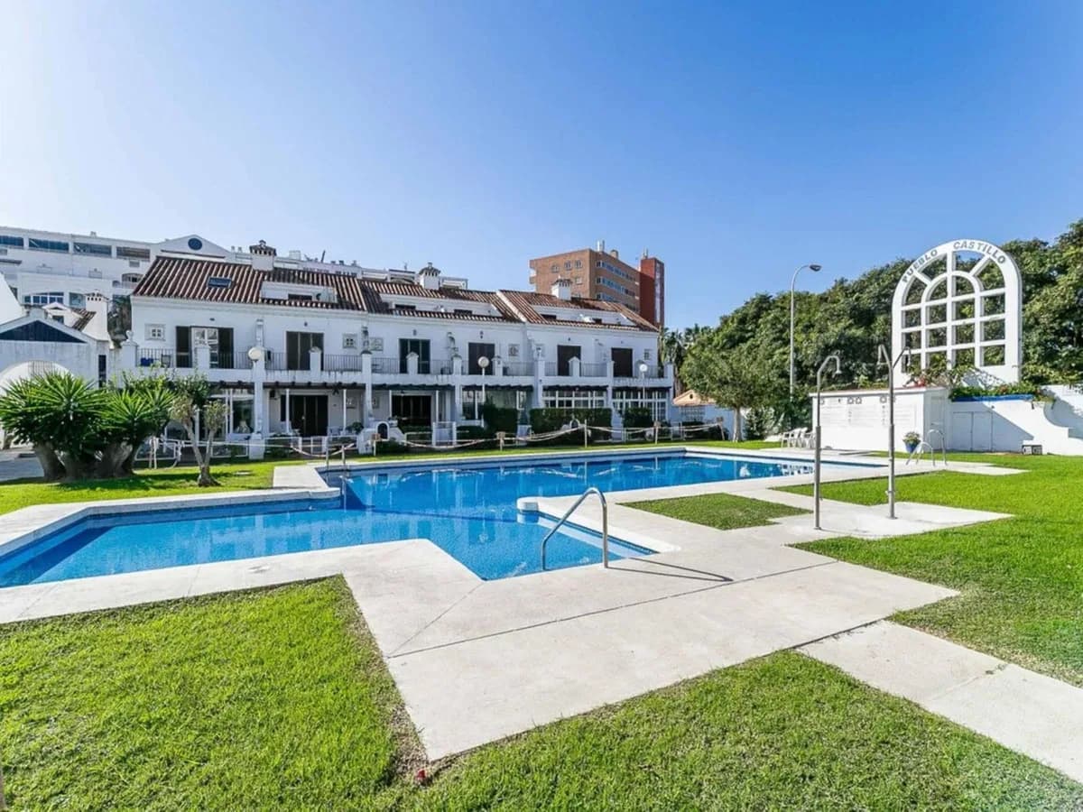 4 Bedroom Middle Floor Apartment for Sale in Fuengirola, Málaga