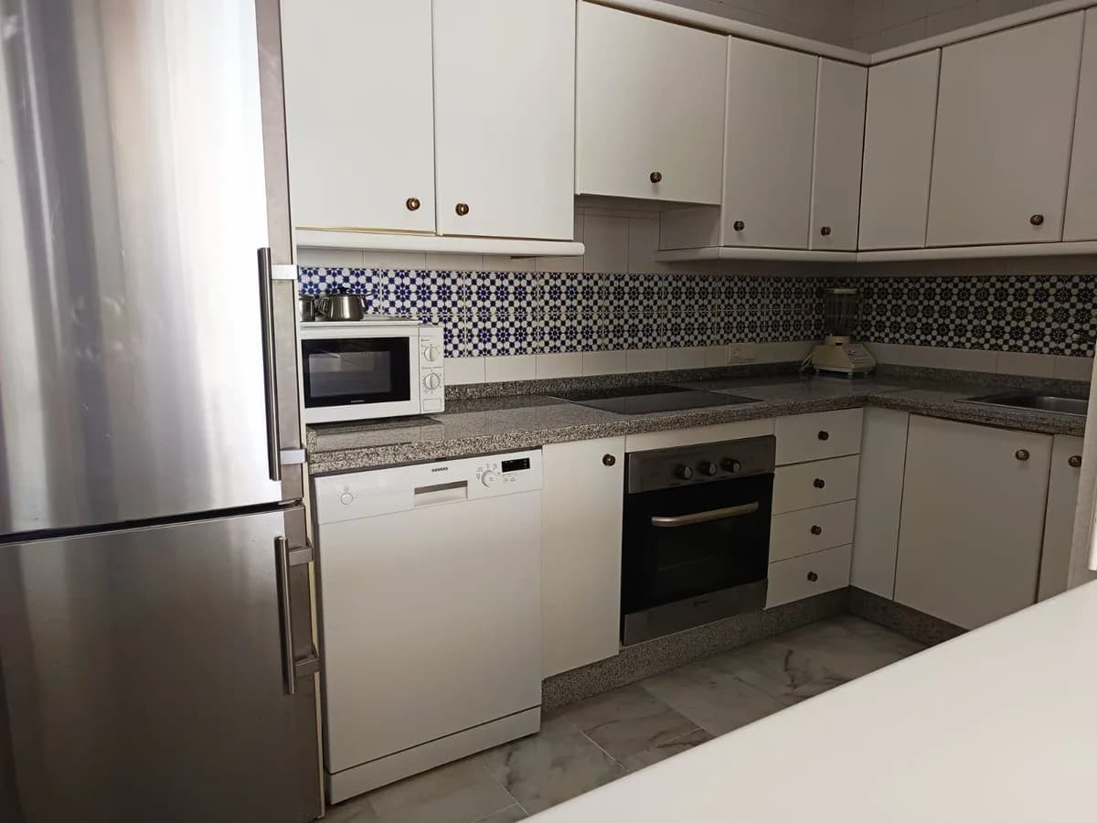 4 Bedroom Middle Floor Apartment for Sale in Fuengirola, Málaga - Image 7
