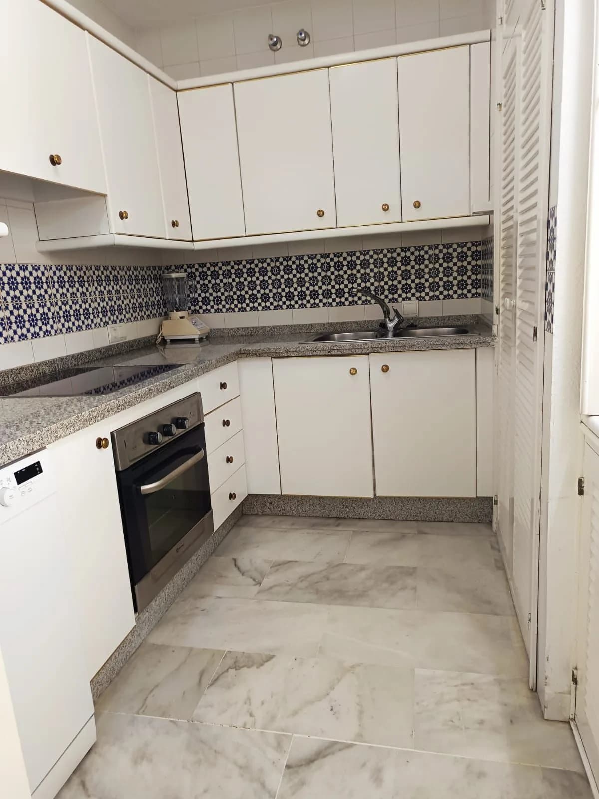 4 Bedroom Middle Floor Apartment for Sale in Fuengirola, Málaga - Image 8