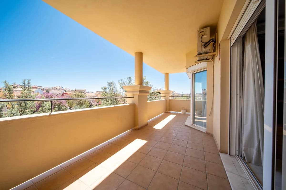 3 Bedroom Middle Floor Apartment for Sale in Los Pacos, Málaga - Image 2
