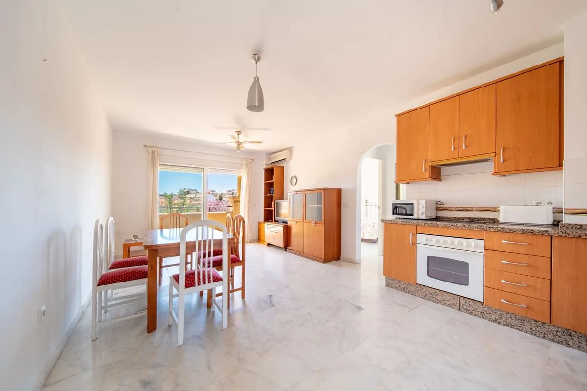 3 Bedroom Middle Floor Apartment for Sale in Los Pacos, Málaga - Image 3