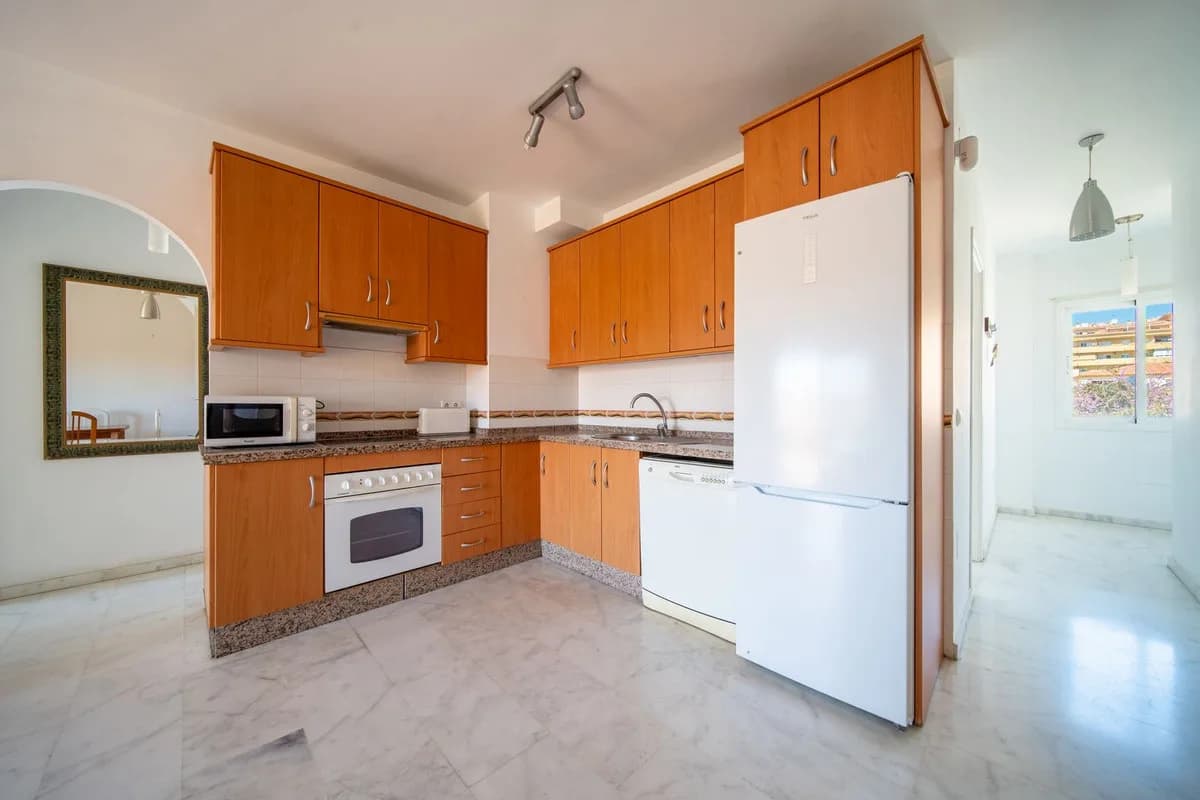 3 Bedroom Middle Floor Apartment for Sale in Los Pacos, Málaga - Image 8
