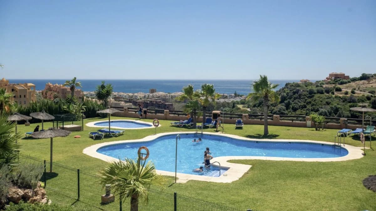 3 Bedroom Ground Floor Apartment for Sale in La Duquesa, Málaga - Image 9