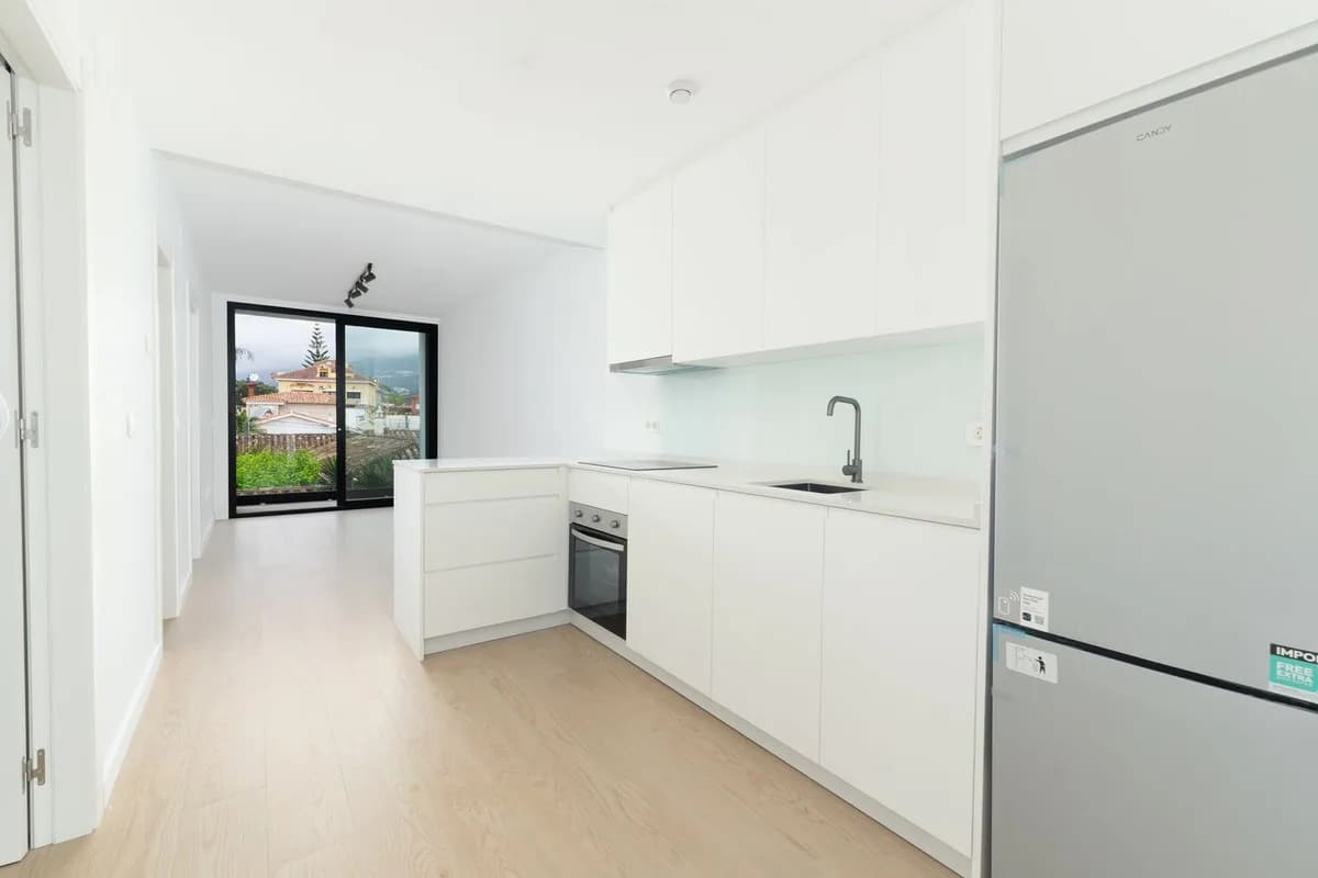 2 Bedroom Middle Floor Apartment for Sale in Fuengirola, Málaga - Image 3