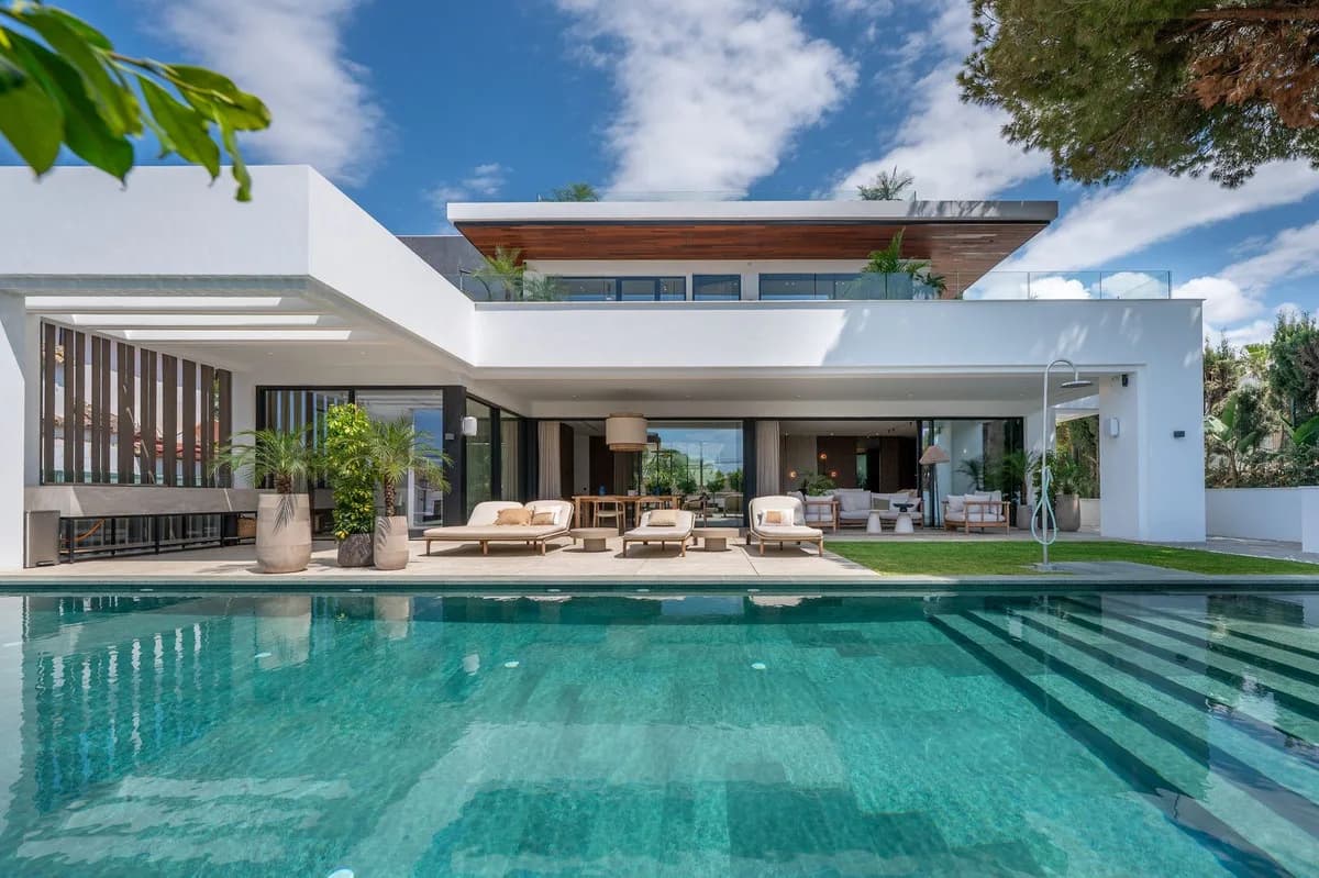 6 Bedroom Detached Villa for Sale in Marbesa, Málaga