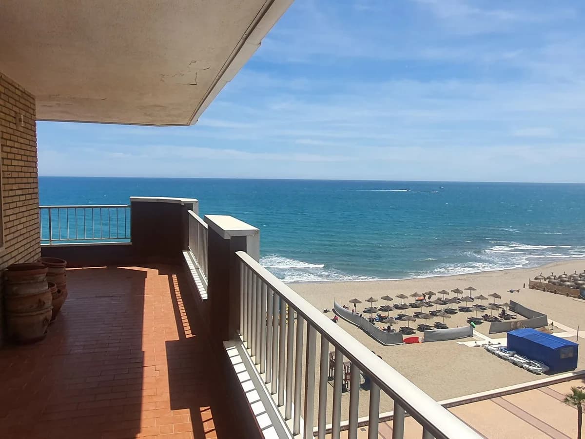 3 Bedroom Middle Floor Apartment for Sale in Fuengirola, Málaga - Image 3