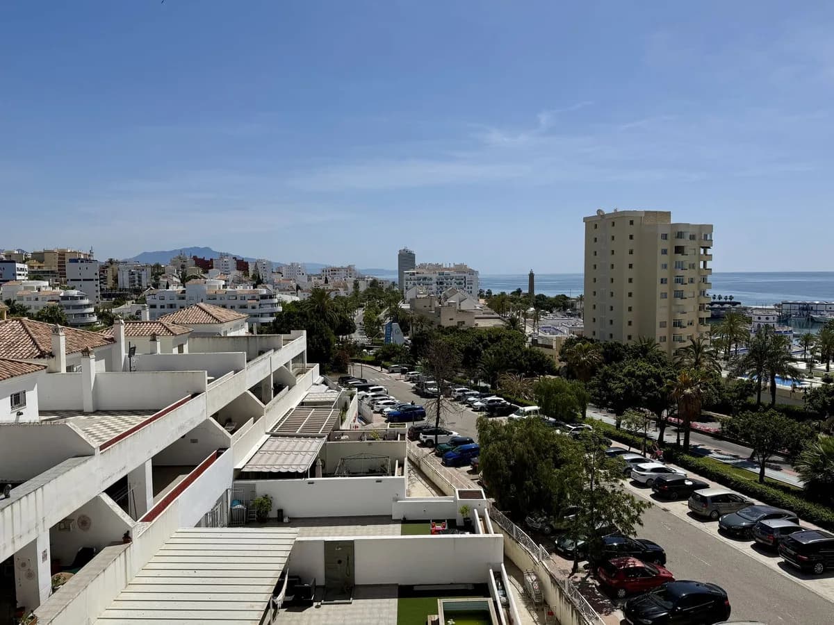 3 Bedroom Middle Floor Apartment for Sale in Estepona, Málaga - Image 9