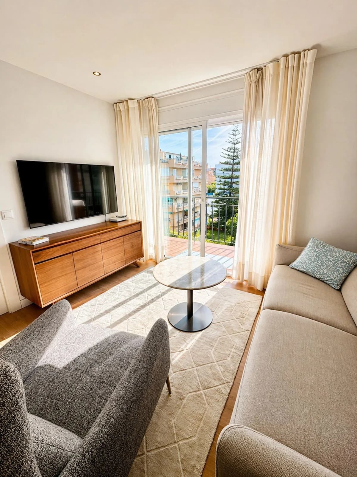 2 Bedroom Middle Floor Apartment for Sale in Marbella, Málaga - Image 5