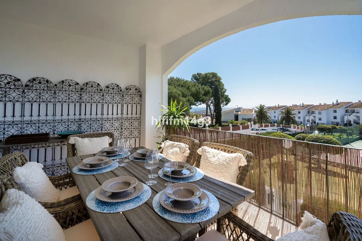 2 Bedroom Middle Floor Apartment for Sale in Nueva Andalucía, Málaga