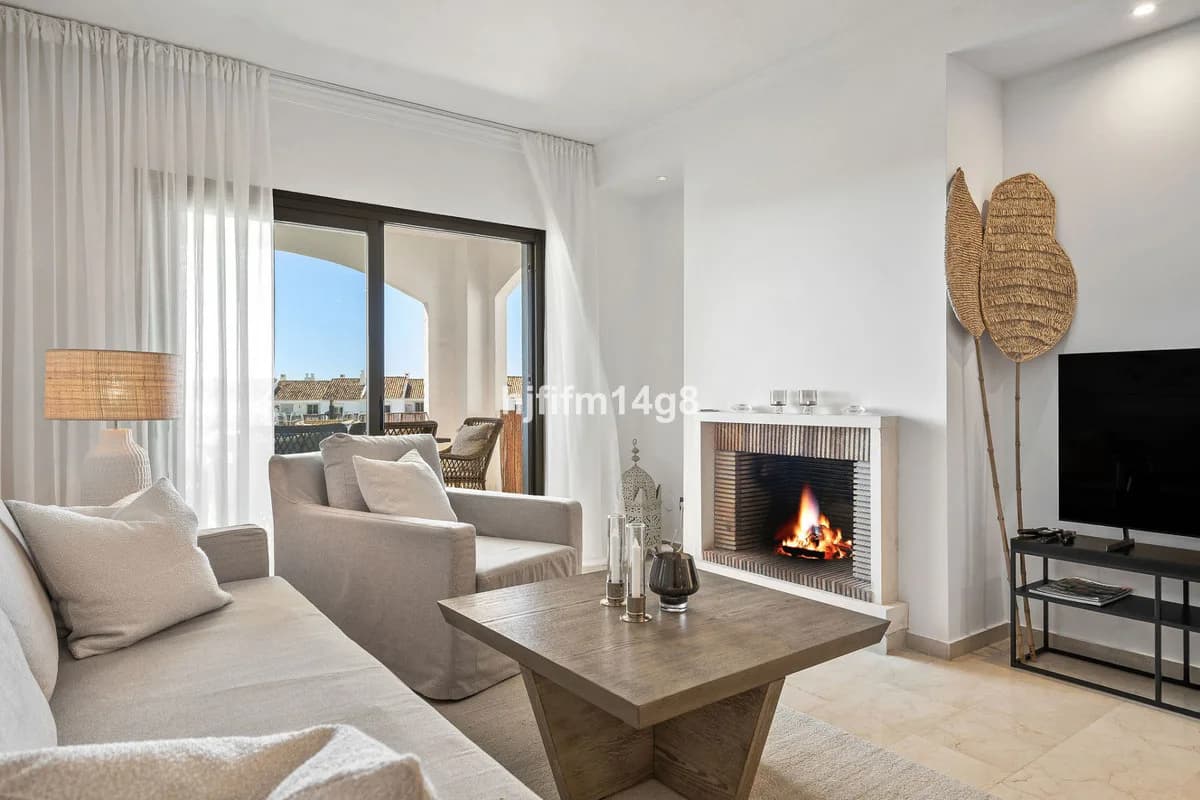 2 Bedroom Middle Floor Apartment for Sale in Nueva Andalucía, Málaga - Image 3