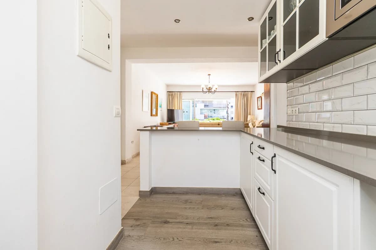 2 Bedroom Middle Floor Apartment for Sale in Fuengirola, Málaga - Image 3