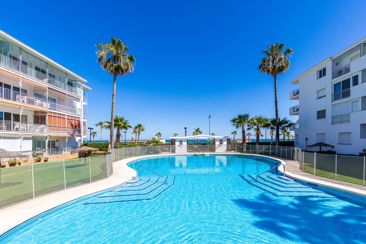 2 Bedroom Middle Floor Apartment for Sale in Fuengirola, Málaga - Image 4
