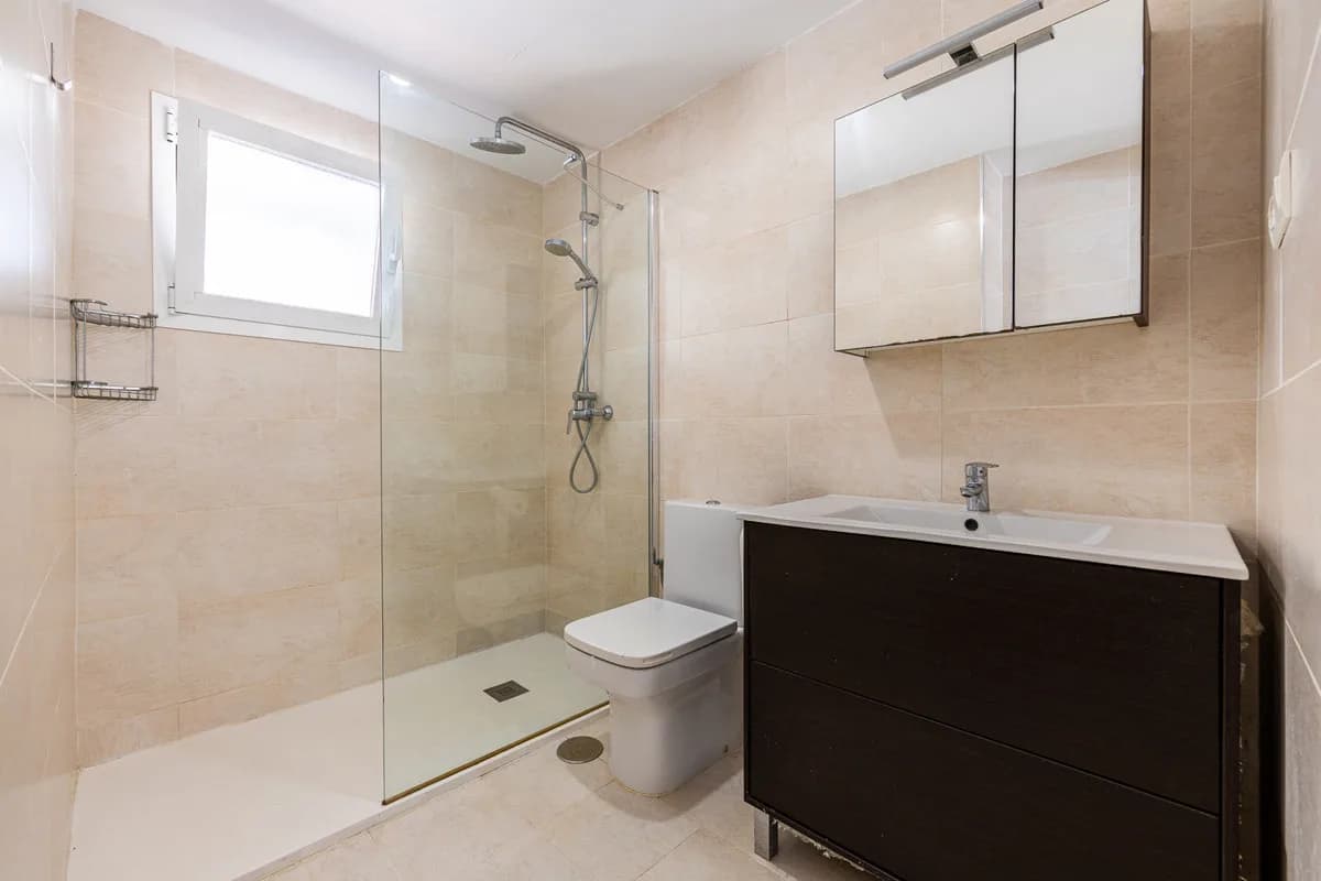 2 Bedroom Middle Floor Apartment for Sale in Fuengirola, Málaga - Image 7
