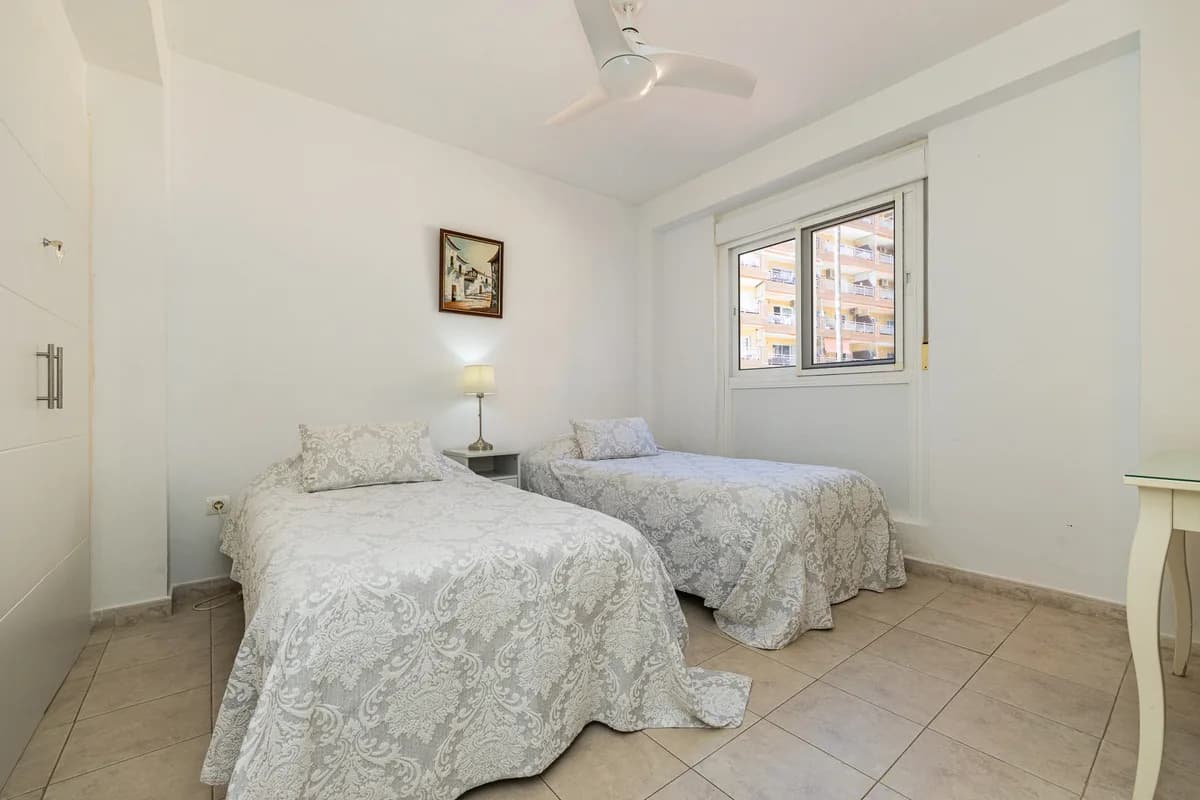 2 Bedroom Middle Floor Apartment for Sale in Fuengirola, Málaga - Image 9