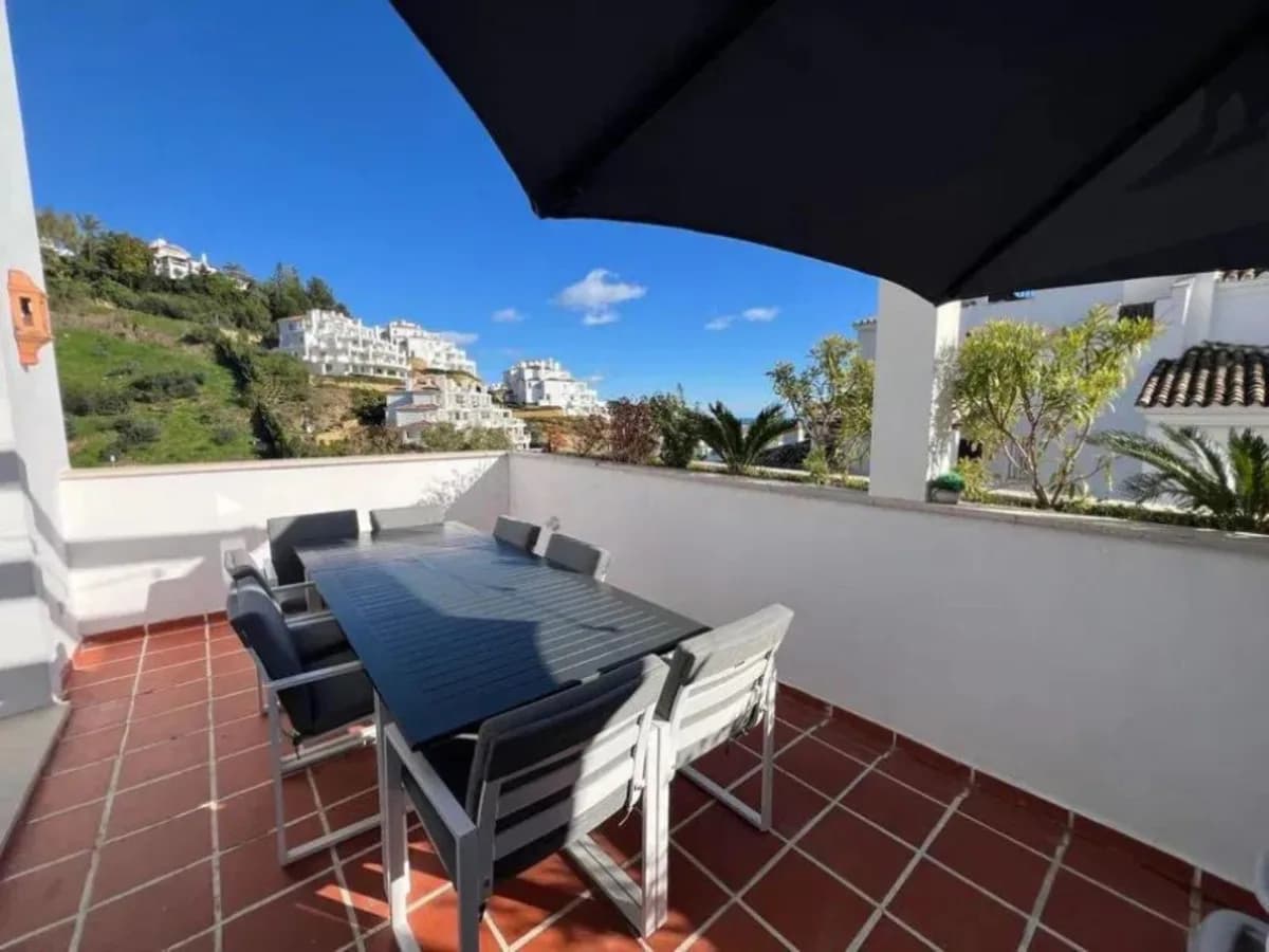 3 Bedroom Middle Floor Apartment for Sale in Nueva Andalucía, Málaga - Image 4
