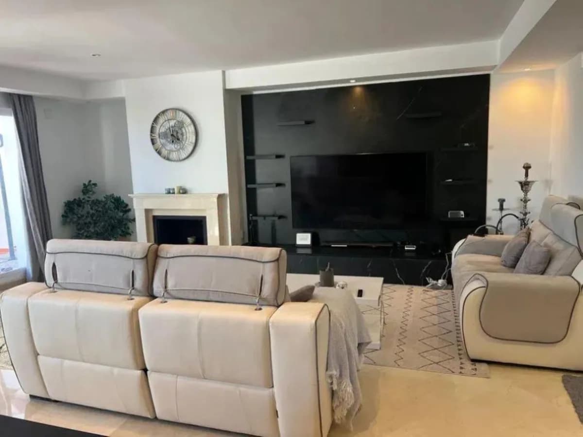 3 Bedroom Middle Floor Apartment for Sale in Nueva Andalucía, Málaga - Image 6