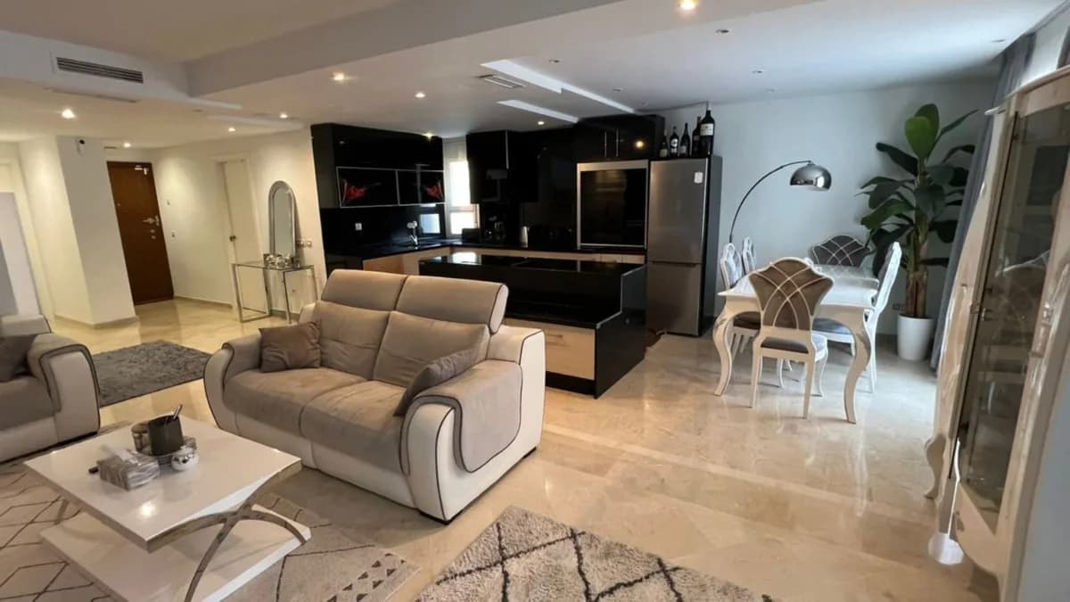 3 Bedroom Middle Floor Apartment for Sale in Nueva Andalucía, Málaga - Image 8