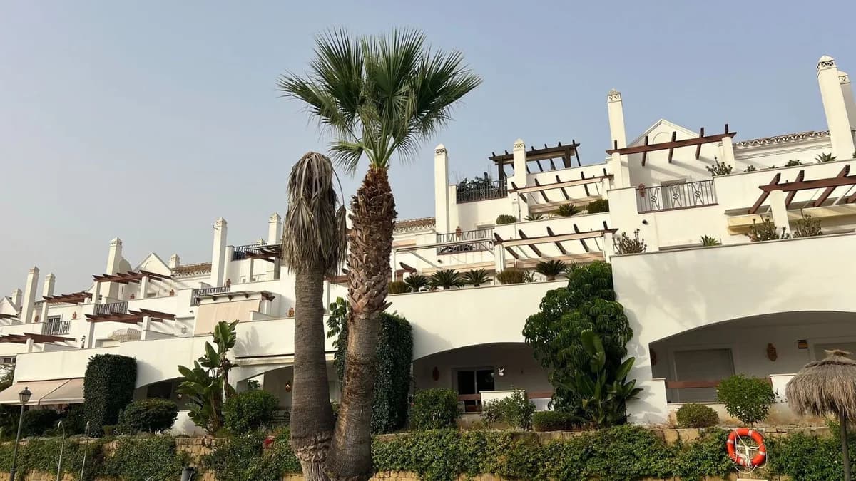 3 Bedroom Middle Floor Apartment for Sale in Nueva Andalucía, Málaga - Image 9