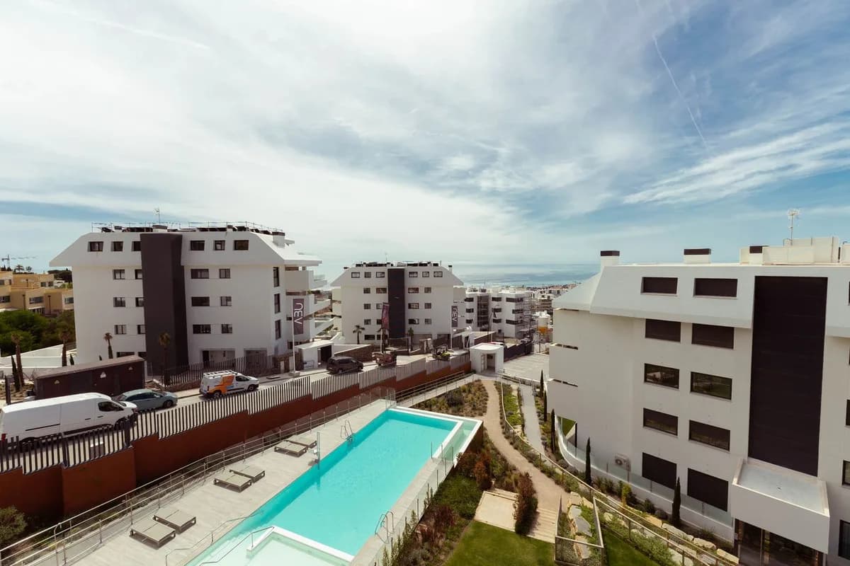 3 Bedroom Middle Floor Apartment for Sale in Fuengirola, Málaga - Image 9