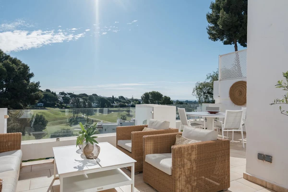 2 Bedroom Penthouse for Sale in Nueva Andalucía, Málaga