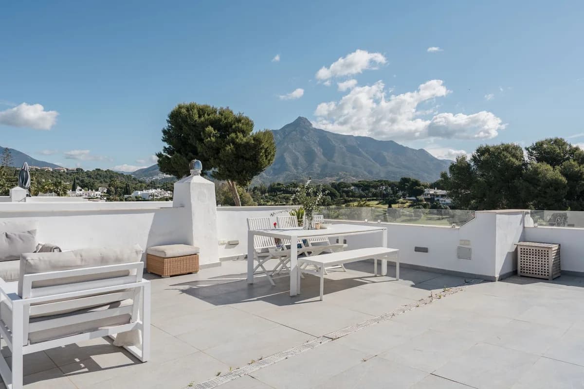 2 Bedroom Penthouse for Sale in Nueva Andalucía, Málaga - Image 3