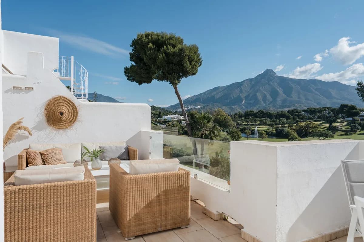 2 Bedroom Penthouse for Sale in Nueva Andalucía, Málaga - Image 7