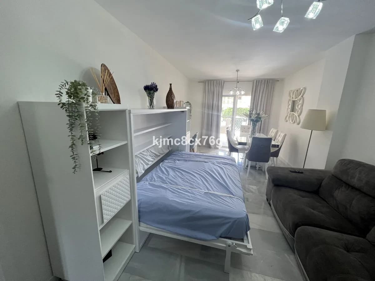 3 Bedroom Middle Floor Apartment for Sale in Calahonda, Málaga - Image 5